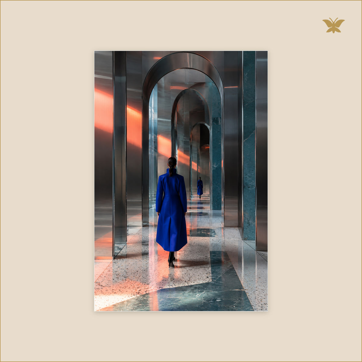 The Woman in the Chrome Passage — petit format 60 × 90 cm